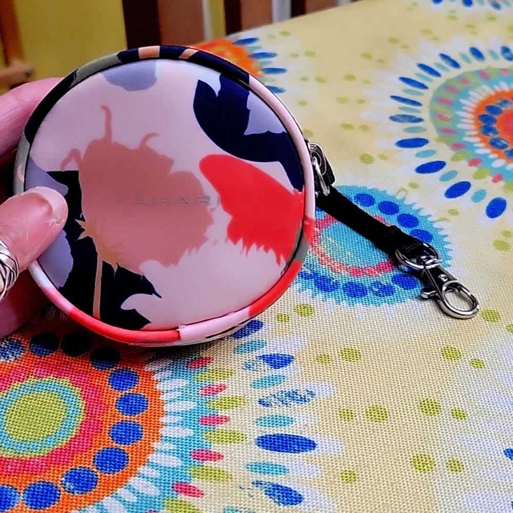 NEWLY ADDED Tahari Change Purse 🧡